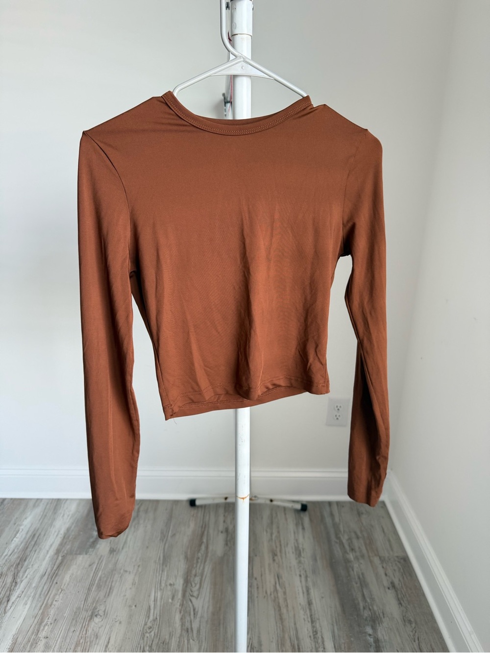 Long-Sleeve Crop Top in Rust Brown